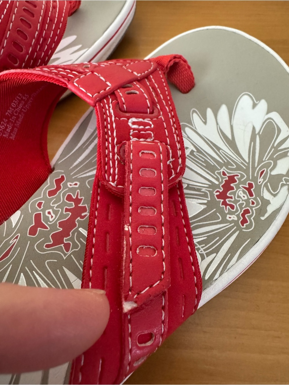 Clarks Red Thong Sandals - Size 7 - Picture 12 of 13